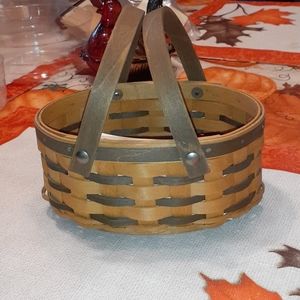 Preowned Longaberger 2007 basket with swing handle